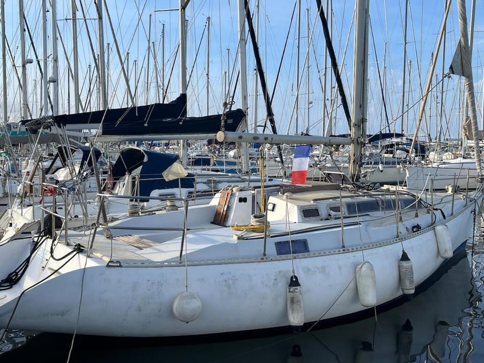 voilier séjour atypique Docked boat in Corsica