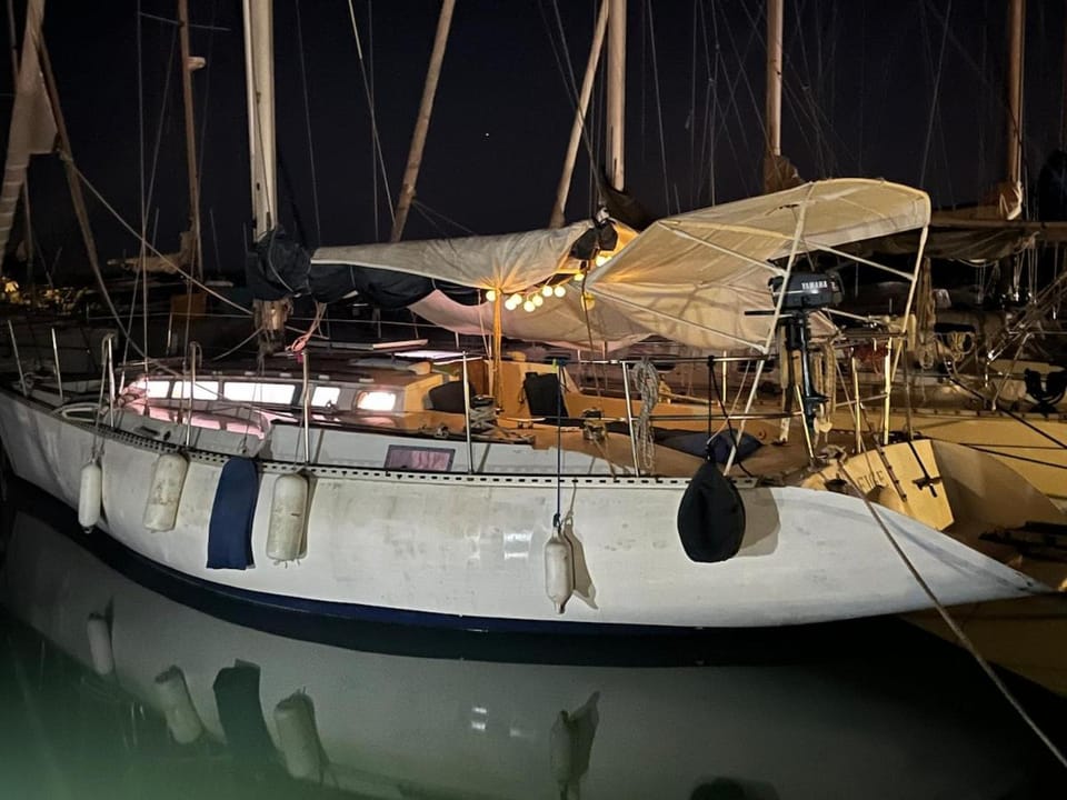 voilier séjour atypique Docked boat in Corsica