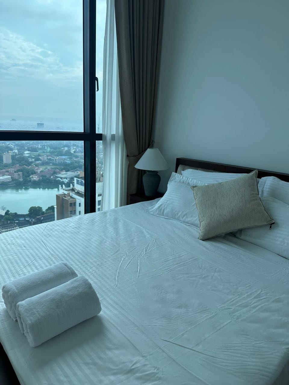 City Escape - Capital Twin Peak - 3Bedroom Luxury Apartment at 44th floor Apartment in Colombo