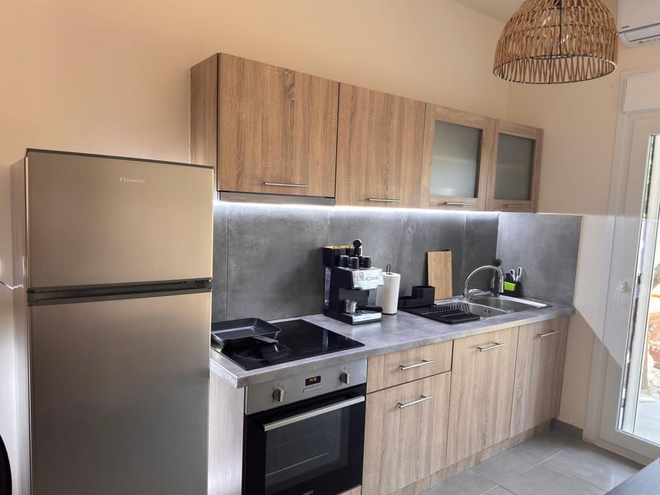 Coffee/tea facilities, Kitchen or kitchenette, oven, stove