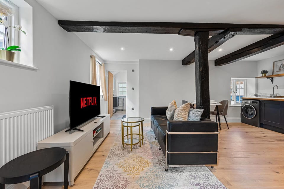 TV and multimedia, Kitchen or kitchenette, Living room, Seating area, Dining area, Evening entertainment