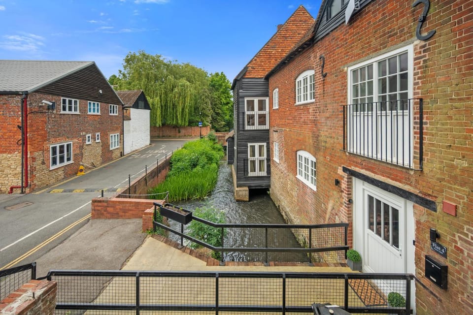 Property building, Spring, Day, Neighbourhood, Street view