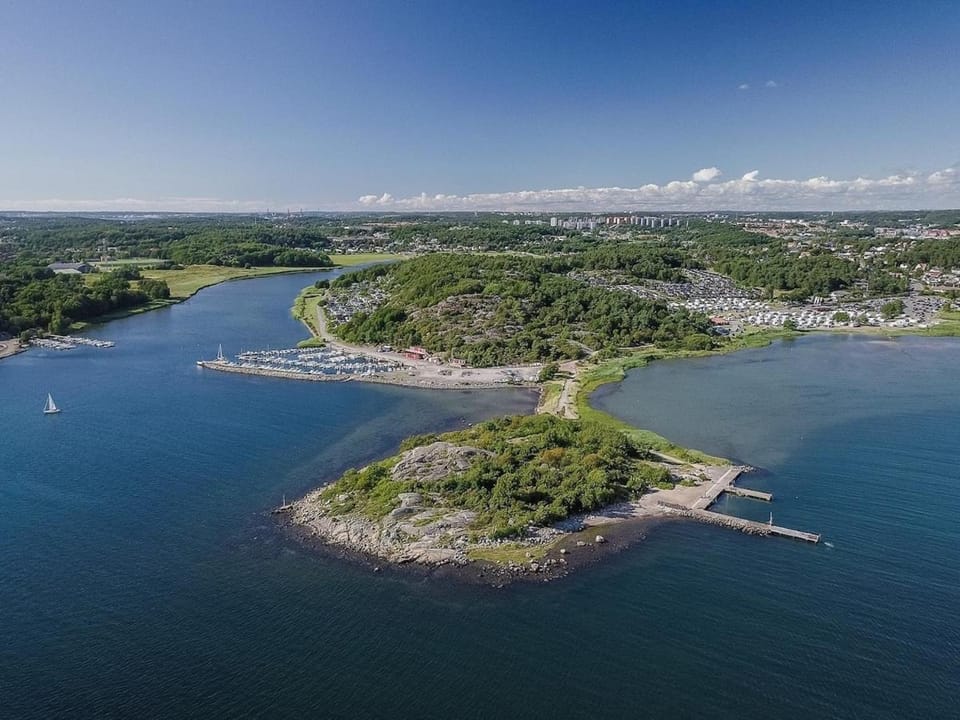Strandnära i Askim med uteplats, parkering och grill Apartment in Gothenburg