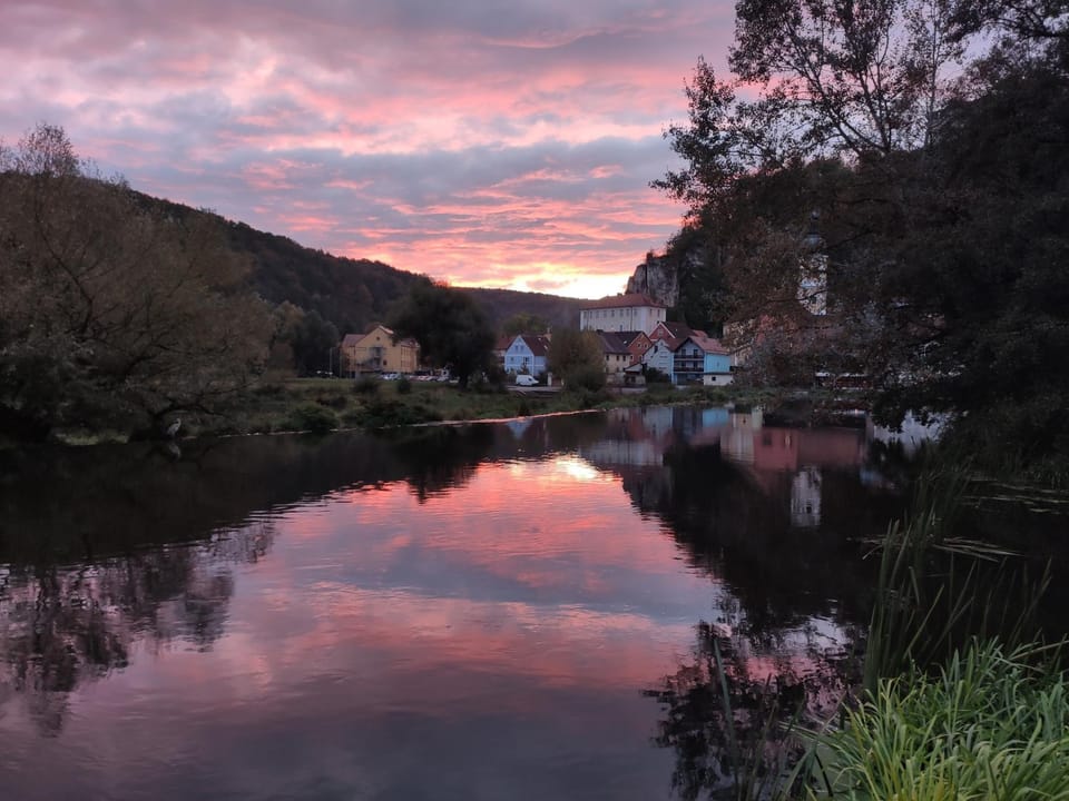 Gemütliches Zimmer in bewohntem Familienhaus direkt am Fluss malerischer Ort Bad und Küche geteilt Country House in Bavaria