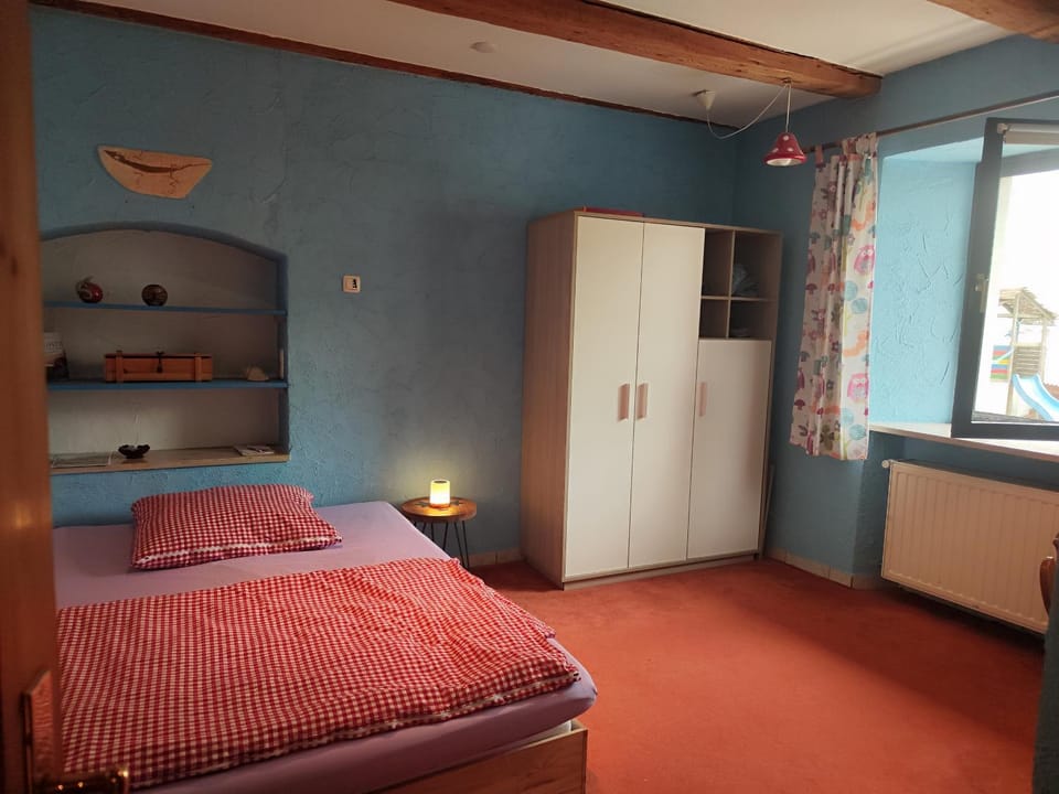 Gemütliches Zimmer in bewohntem Familienhaus direkt am Fluss malerischer Ort Bad und Küche geteilt Country House in Bavaria