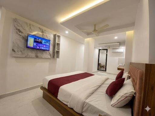 Bed, TV and multimedia, Photo of the whole room, Bedroom, towels, air conditioner