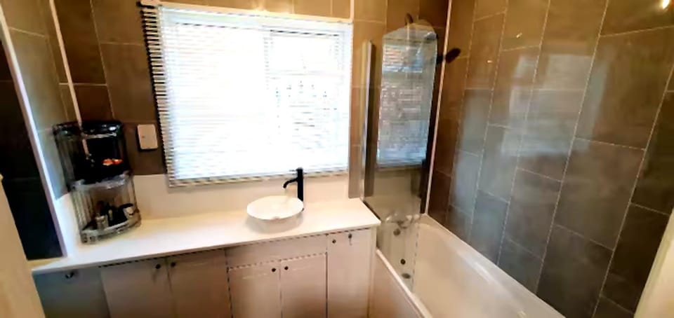 Reigate - 1 Bed by Mobius Property Solutions Apartment in Reigate