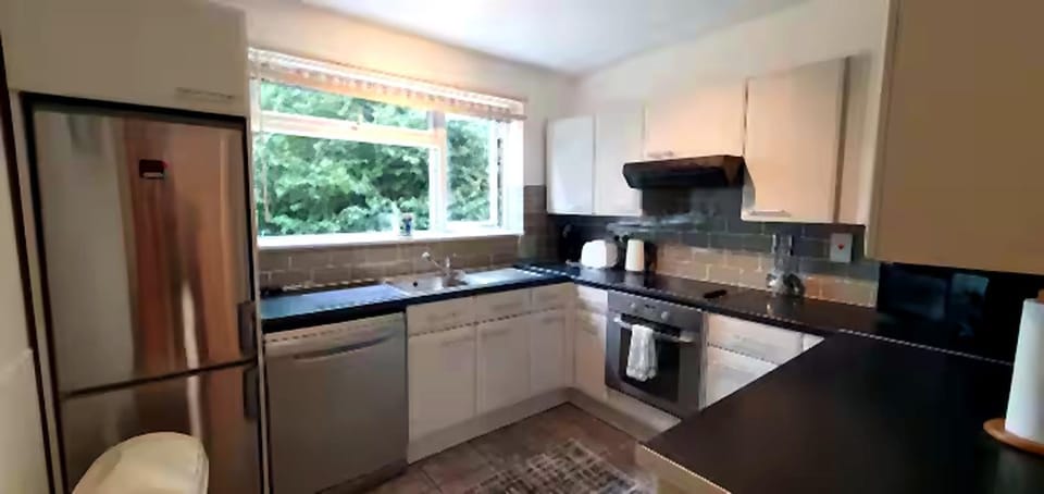 Reigate - 1 Bed by Mobius Property Solutions Apartment in Reigate