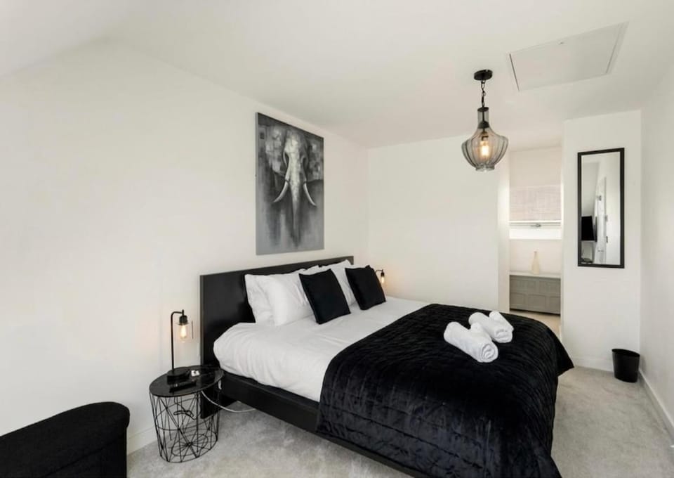 Luxury Hertford Stay, Sleeps 6, Parking for 2 Cars House in Hertford