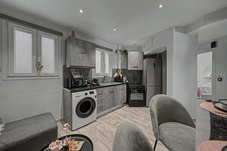 Coffee/tea facilities, microwave, oven, stove, washing machine, kitchen