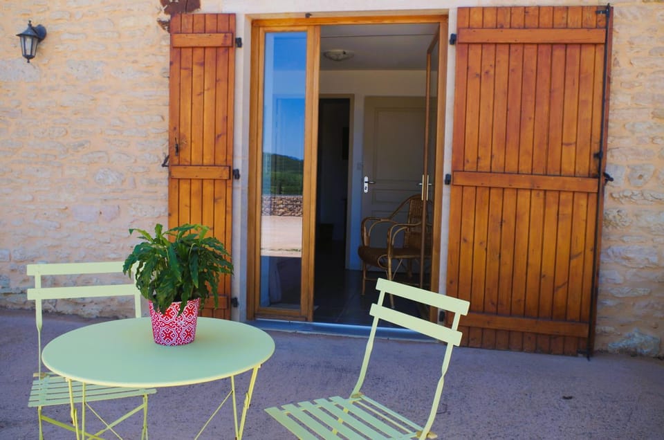 Patio, Day, Dining area, Inner courtyard view