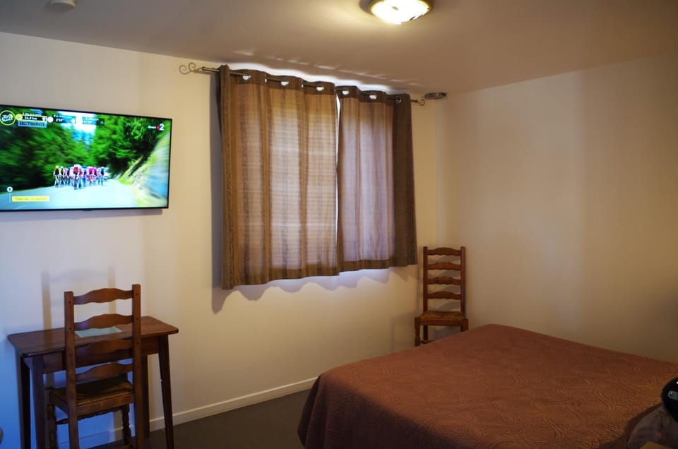 Bed, TV and multimedia, Photo of the whole room, Bedroom