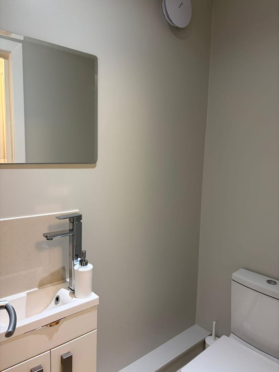Modern two bedroom flat with balcony Apartment in Christchurch