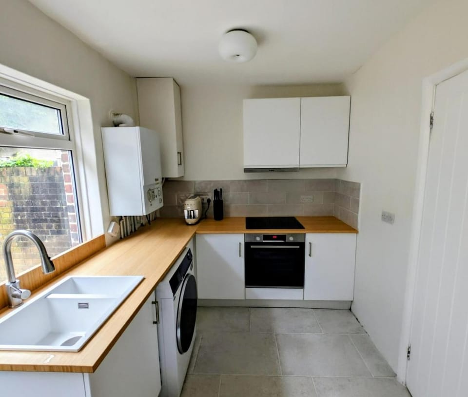 Sea Views & Harbour Arm, 2-Bed on The Stade House in Folkestone