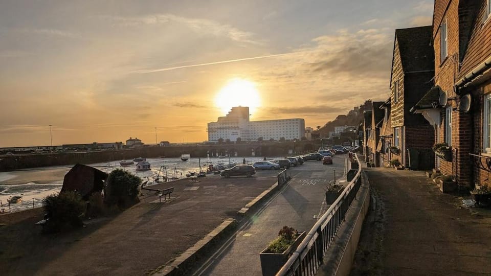 Sea Views & Harbour Arm, 2-Bed on The Stade House in Folkestone