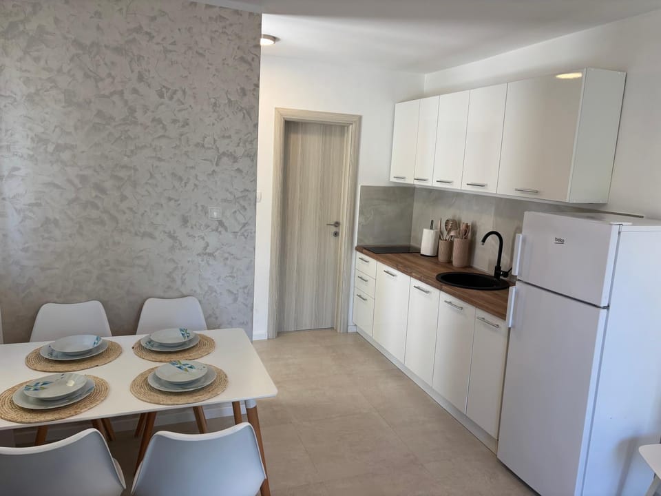 Dining area, kitchen