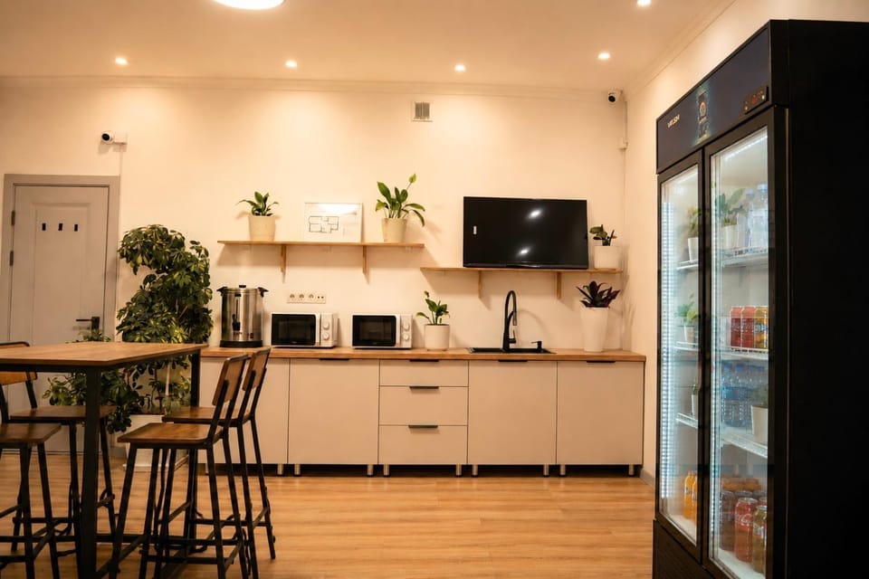 Coffee/tea facilities, Kitchen or kitchenette, Dining area, minibar