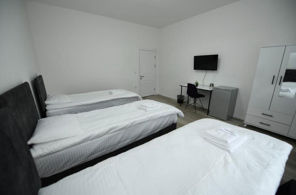 Bed, TV and multimedia, Photo of the whole room, Bedroom, wardrobe