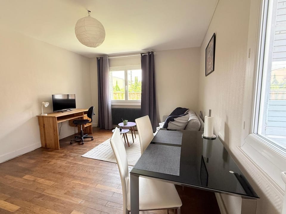 TV and multimedia, Seating area, Dining area