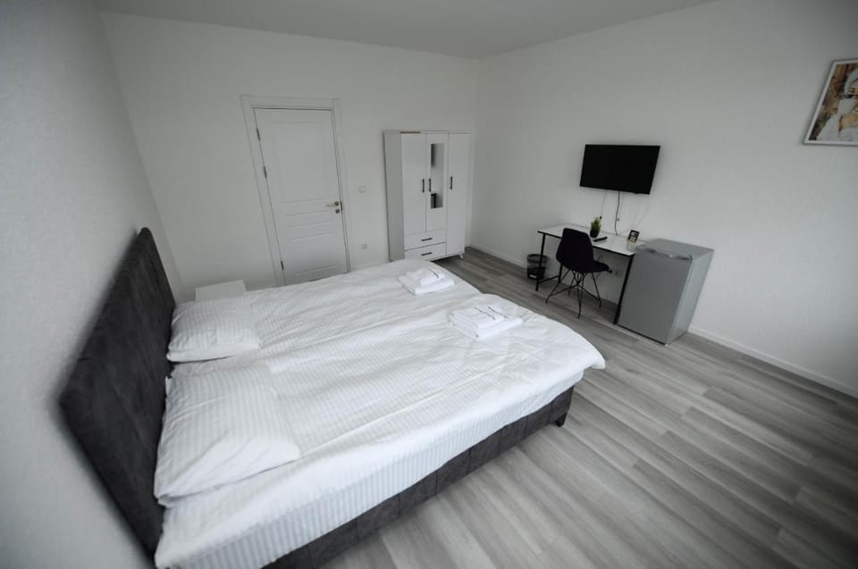 Bed, TV and multimedia, Photo of the whole room, Bedroom, wardrobe