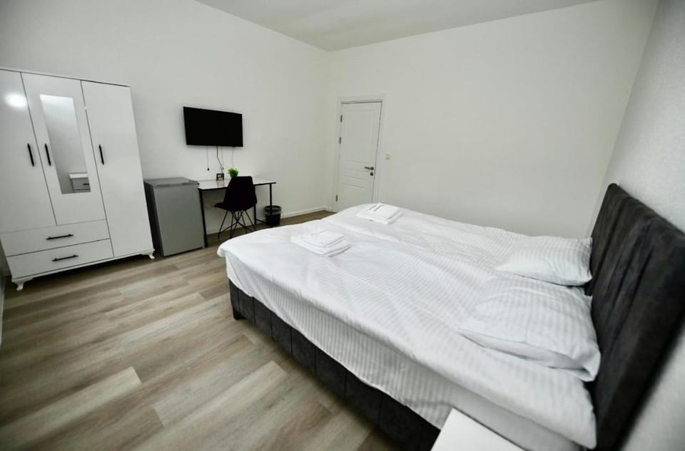 Bed, TV and multimedia, Photo of the whole room, Bedroom, wardrobe
