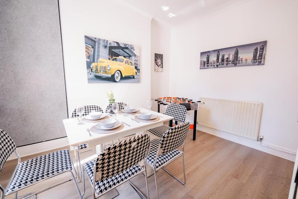 Kitchen or kitchenette, Living room, Seating area, Dining area, internet