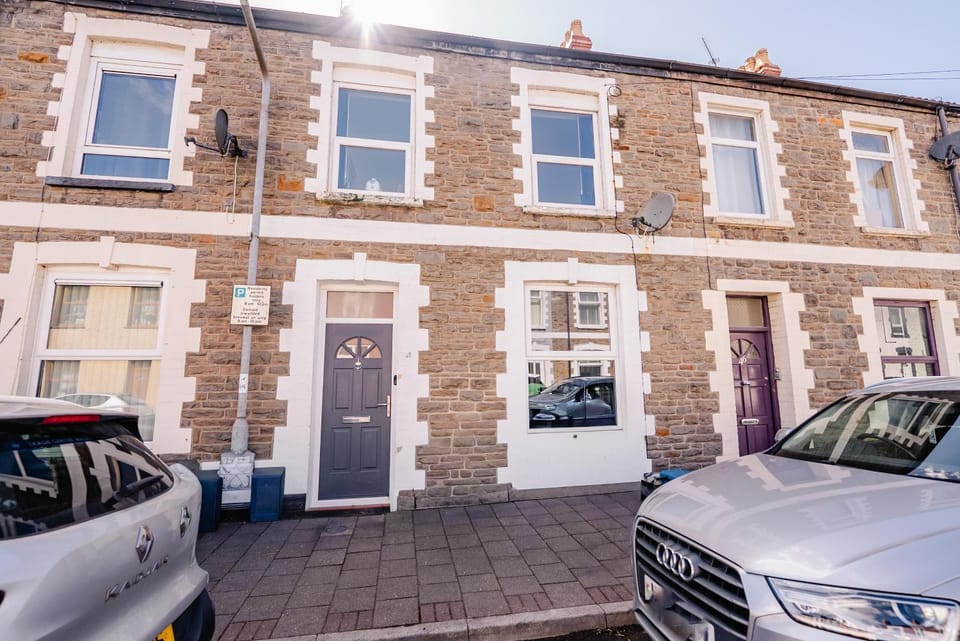 Property building, Day, Neighbourhood, Street view, Location, Parking