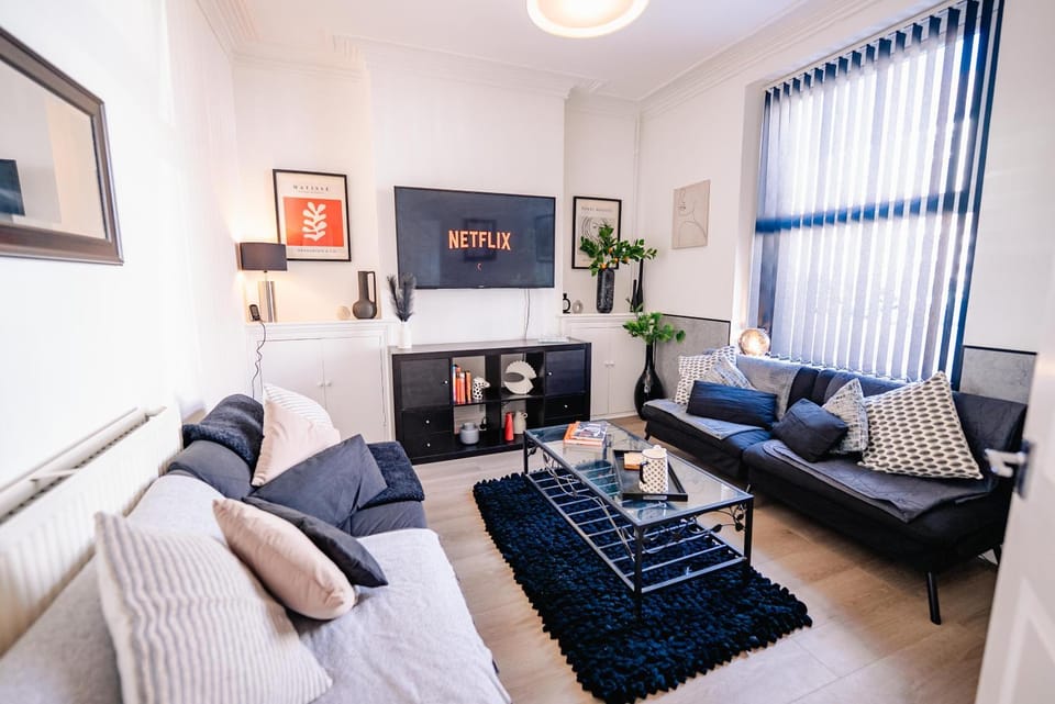 Bed, TV and multimedia, Living room, Photo of the whole room, Seating area, Bedroom