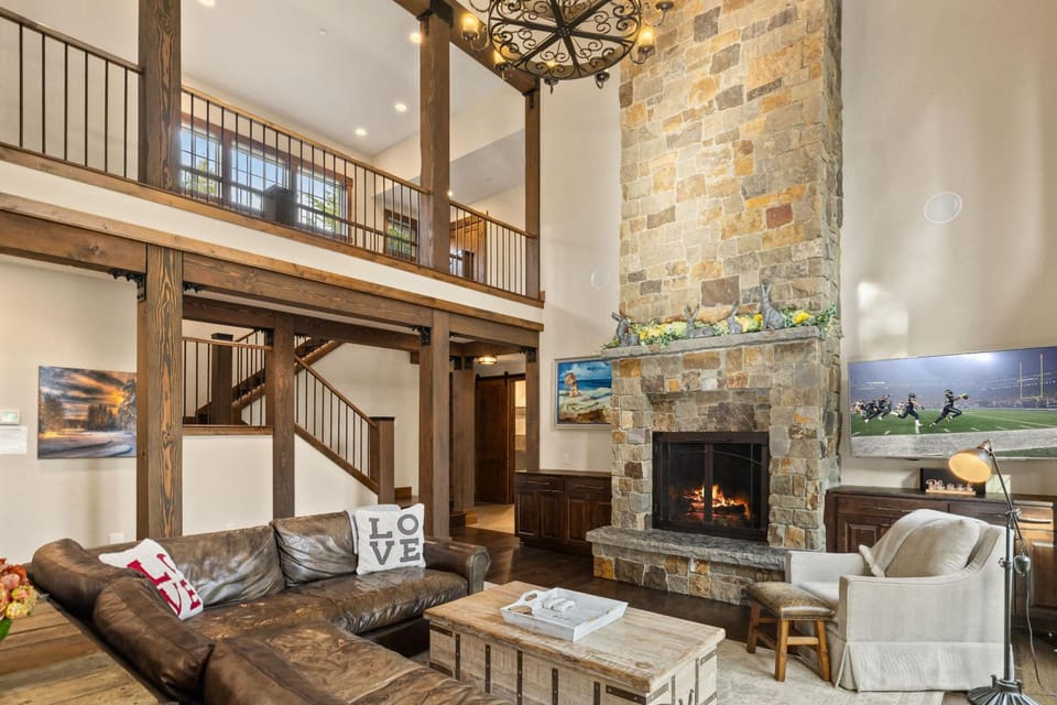 Lux 5BR Lodge- HotTub Patio ChefKit BBQ Firepit House in Kittitas County