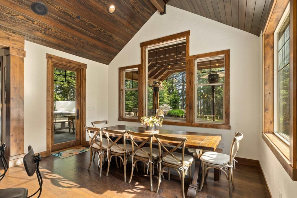 Lux 5BR Lodge- HotTub Patio ChefKit BBQ Firepit House in Kittitas County