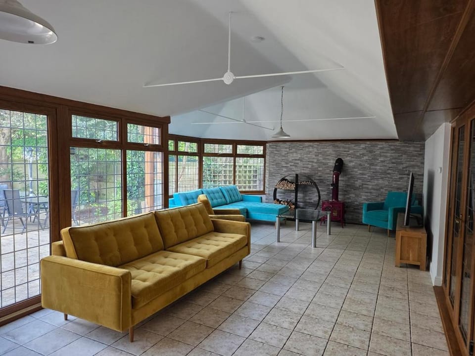 Leighs Cottage Games Room, Garden & Log Fire House in Uttlesford