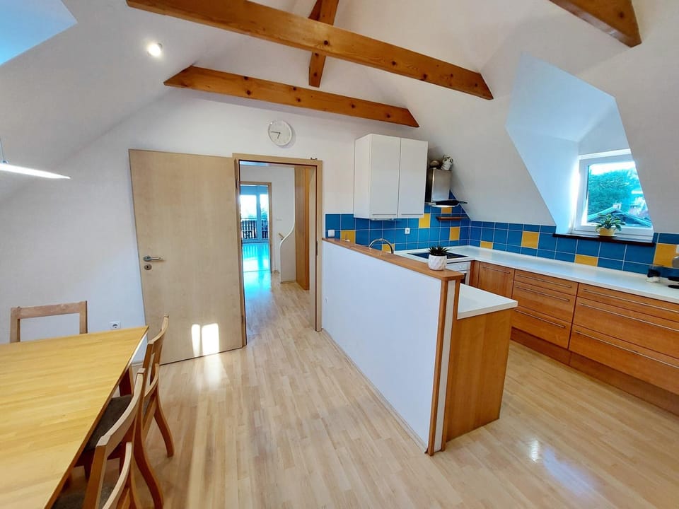 Kitchen or kitchenette, Dining area