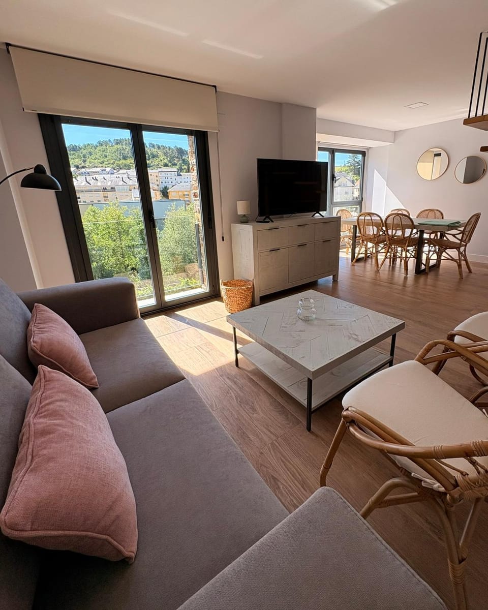 TV and multimedia, Living room, Seating area, Dining area