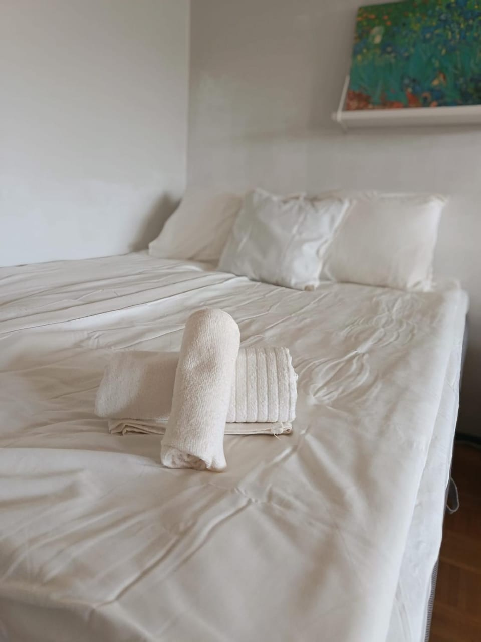 Large Private Room with Glass balcony " Shared Apartment" in Tikkurila Near Helsinki Airport & 24 hours train & bus Bars, restaurants, cafés and supermarkets are all within walking distance- room only Bed and Breakfast in Helsinki