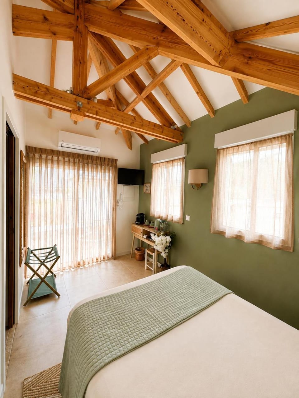 Bed, TV and multimedia, Photo of the whole room, Bedroom