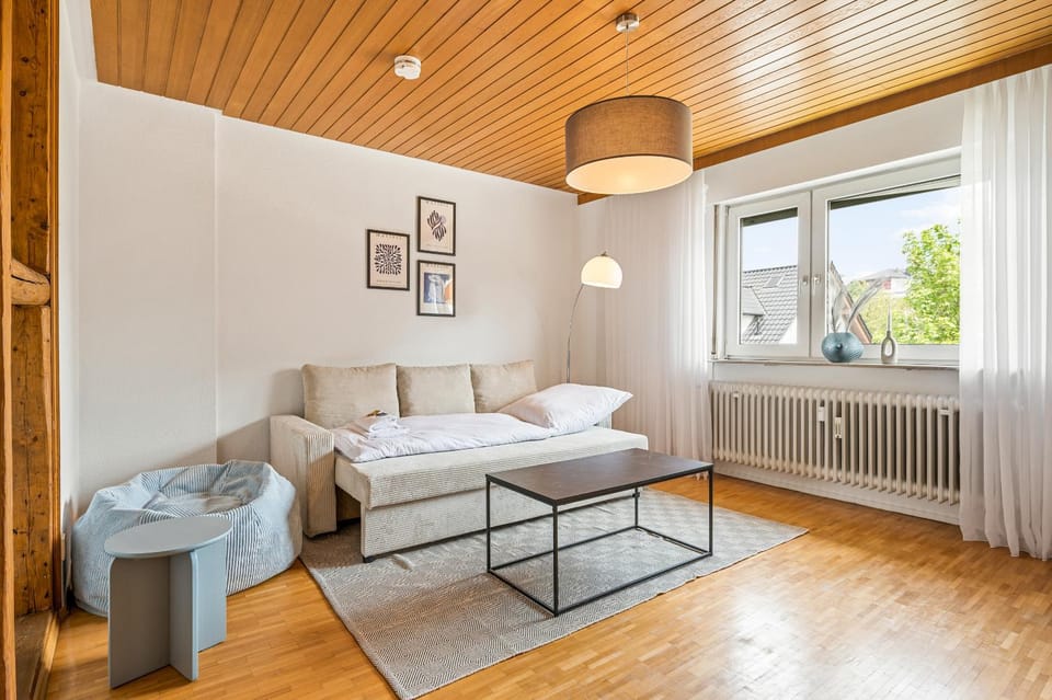 Bed, Living room, Photo of the whole room, Seating area, internet