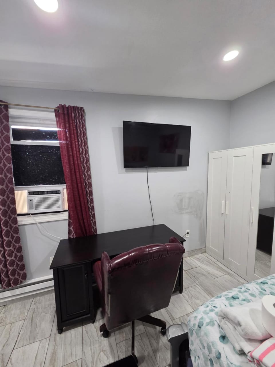 Queen Royal Detached Studio Apartment in Irvington