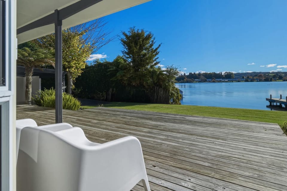 Okawa Bay Waterfront - Absolute Lakefront with Jetty 10min from Hells Gate House in Rotorua