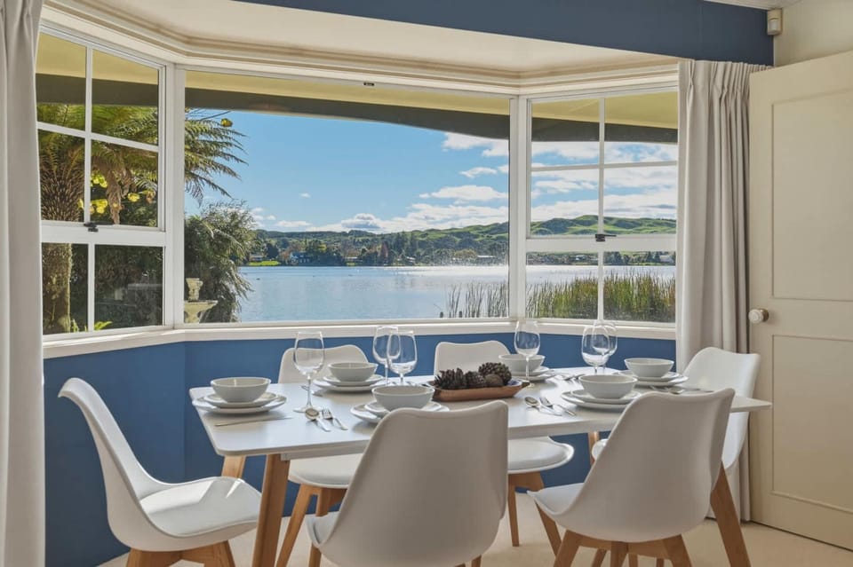 Okawa Bay Waterfront - Absolute Lakefront with Jetty 10min from Hells Gate House in Rotorua