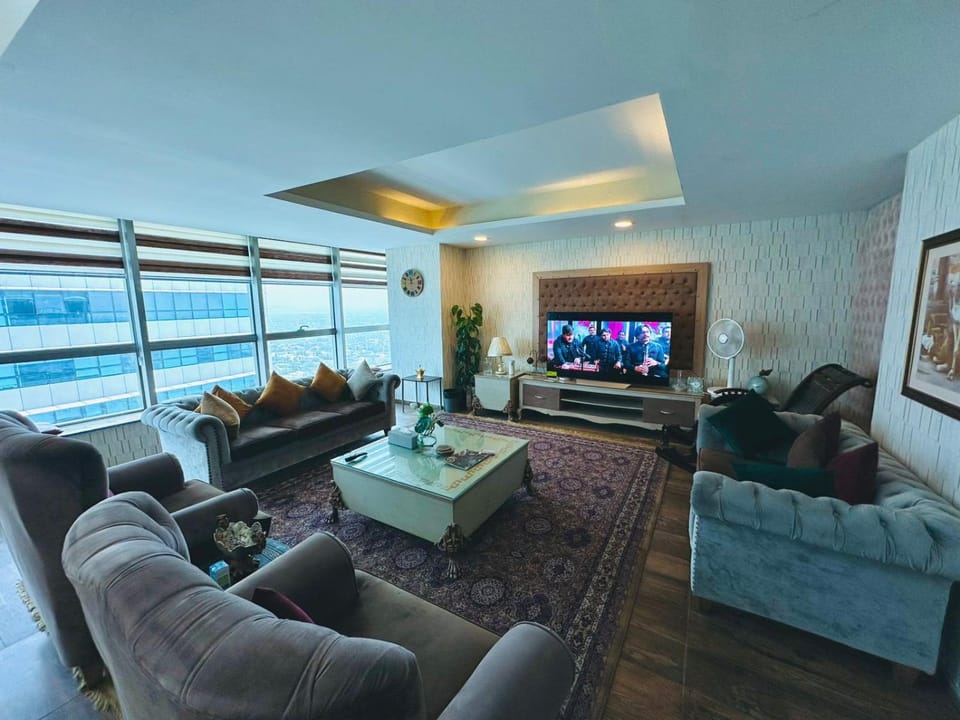 Communal lounge/ TV room, TV and multimedia, Living room, Seating area, Evening entertainment