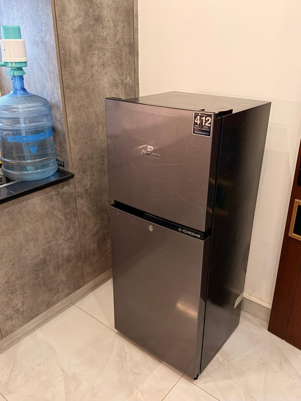 Kitchen or kitchenette, oven