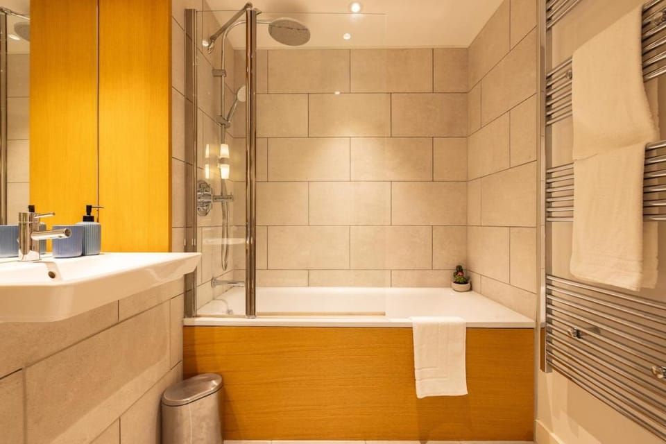 Chic 1 Bed Apartment Canning Town Near London ExCeL Apartment in London