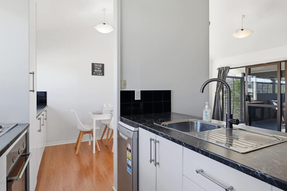 Rotorua Retreat - Stylish 2BR with Covered Deck House in Rotorua