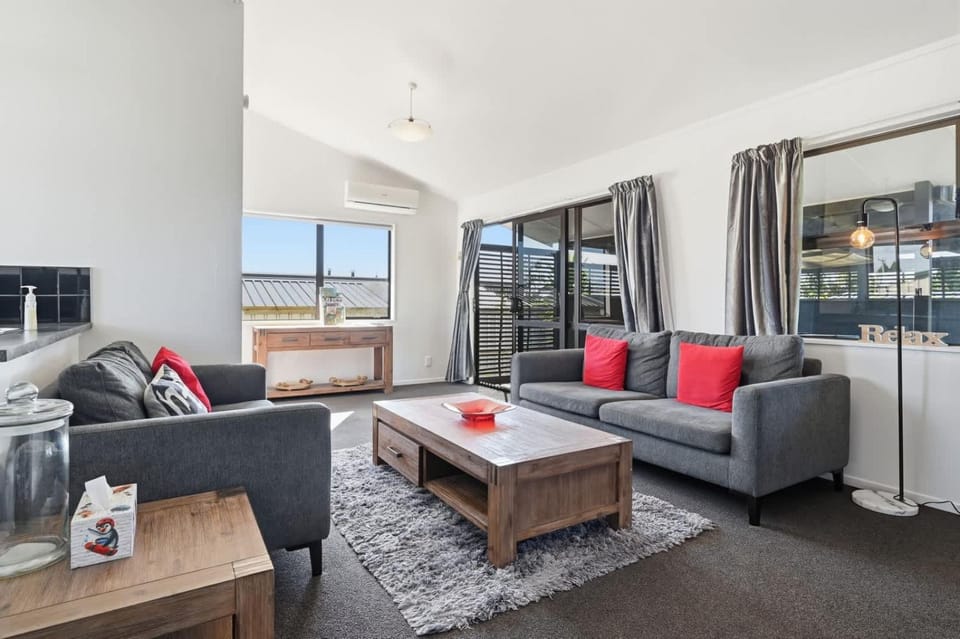 Rotorua Retreat - Stylish 2BR with Covered Deck House in Rotorua