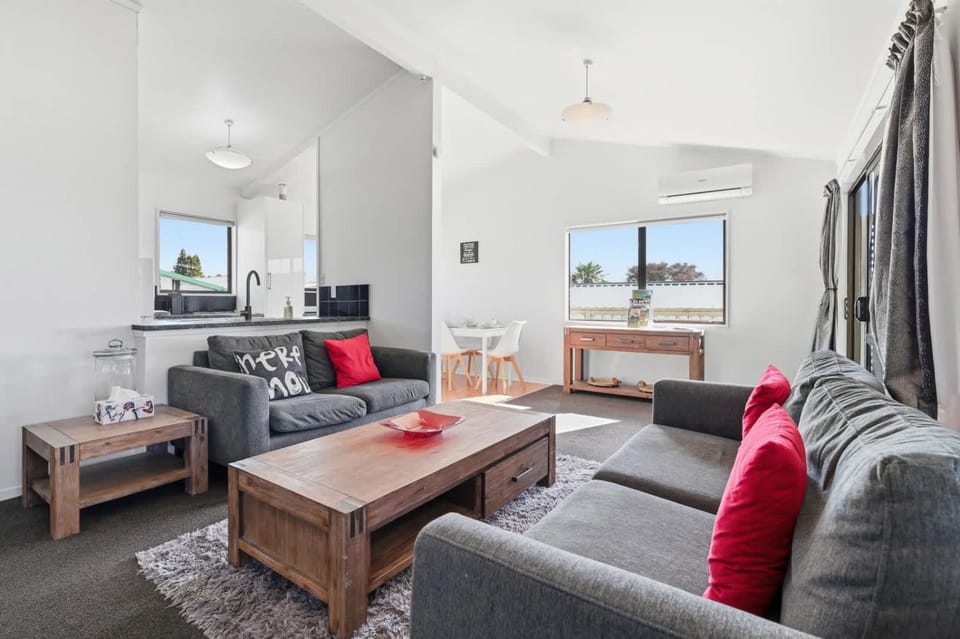 Rotorua Retreat - Stylish 2BR with Covered Deck House in Rotorua
