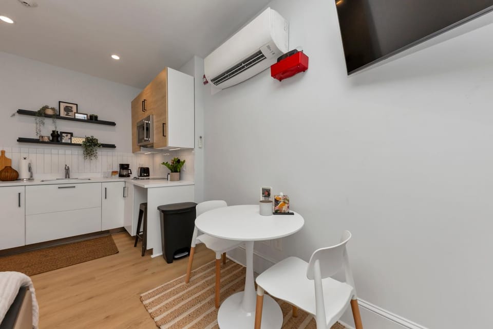 TV and multimedia, Kitchen or kitchenette, Dining area, air conditioner