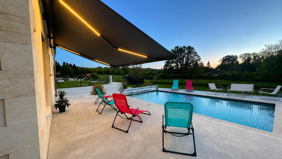 Day, Natural landscape, Pool view, Swimming pool, sunbed