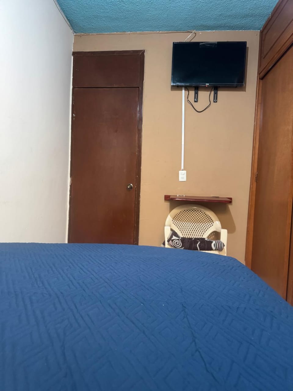 Bed, TV and multimedia, Bedroom