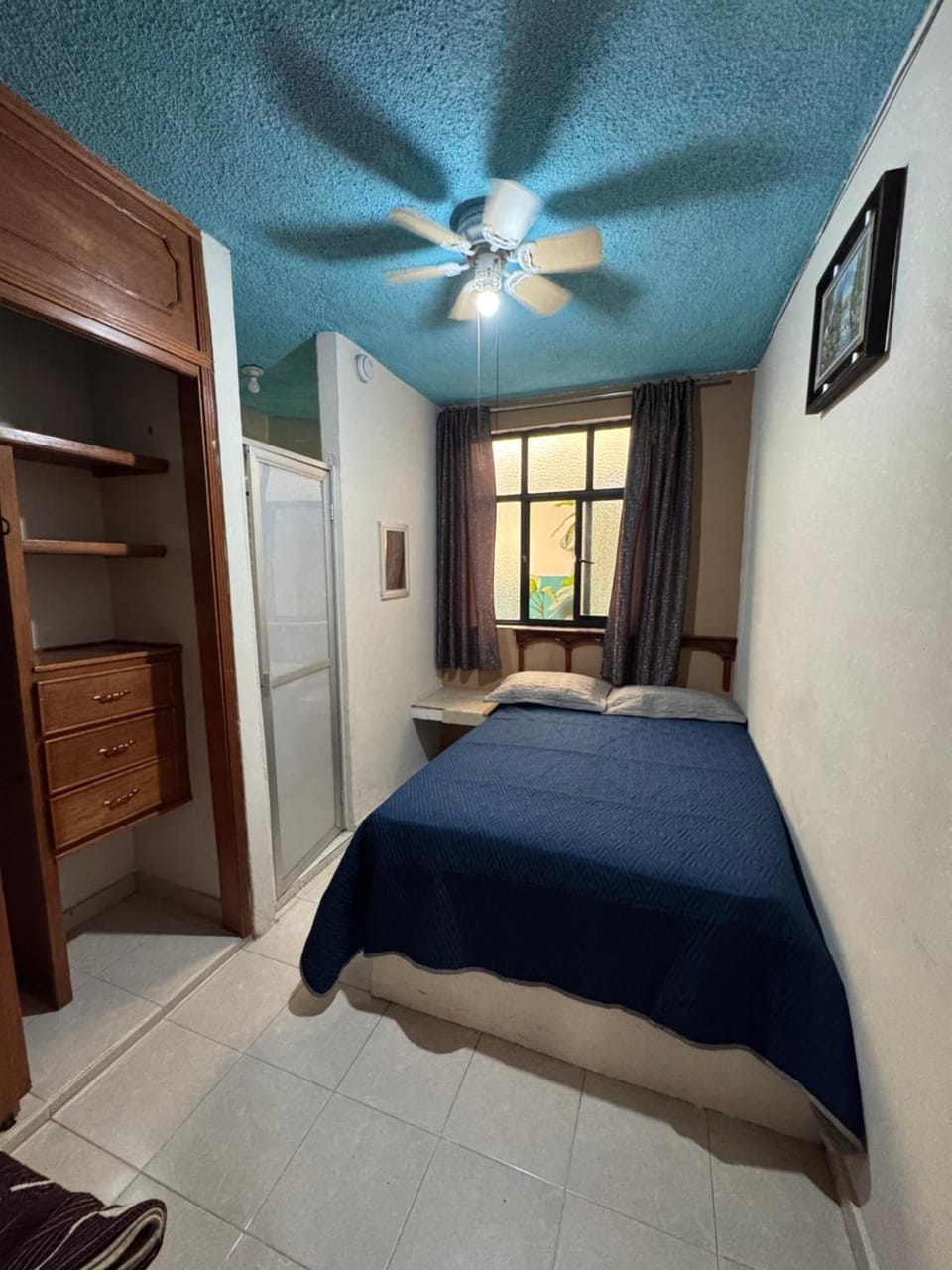 Photo of the whole room, Bedroom, wardrobe