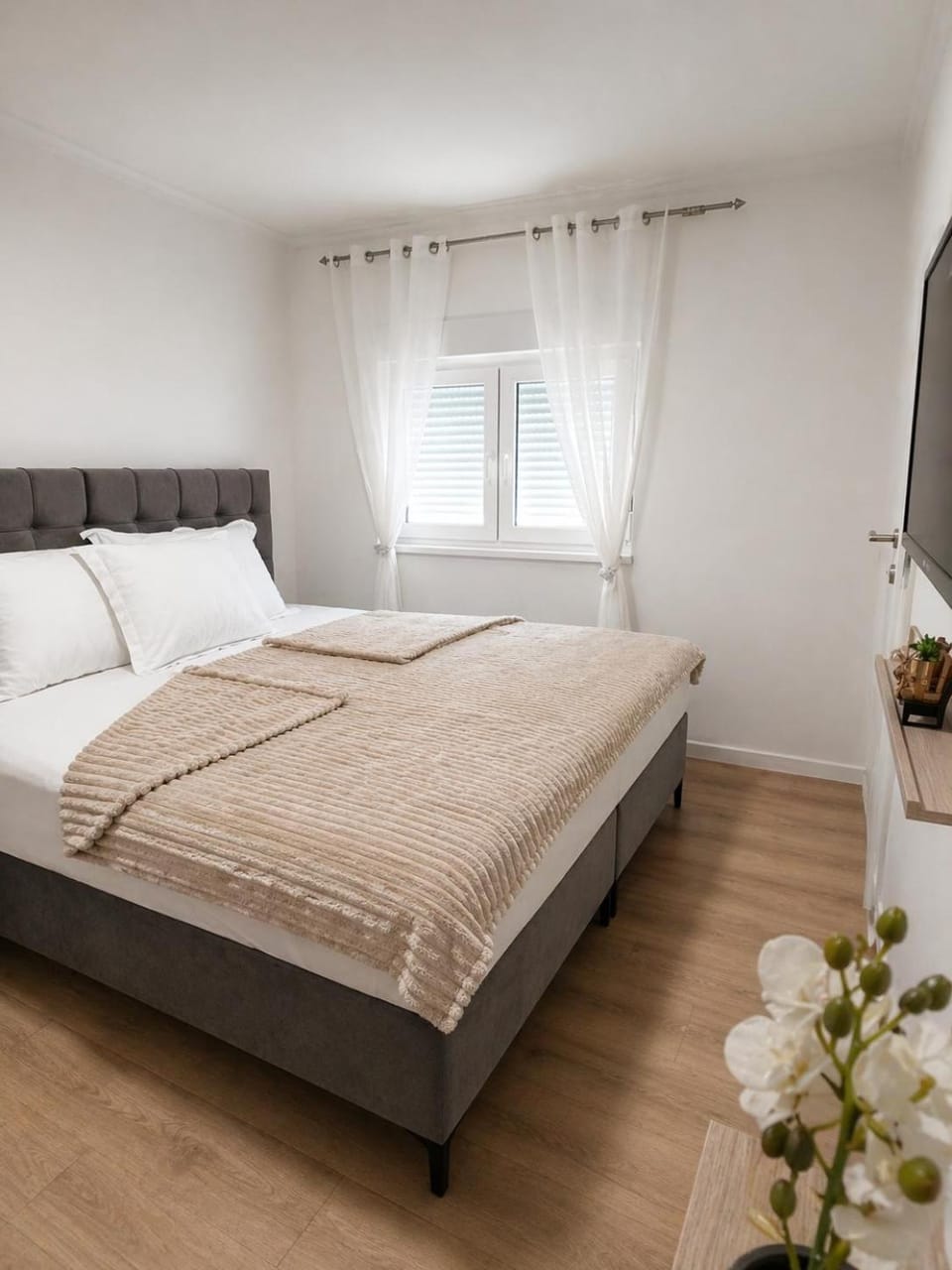 Bed, TV and multimedia, Bedroom